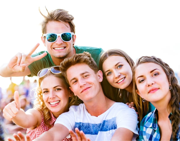 Praktikum Human Resources Management Fünf Jugendliche lachen in die Kamera