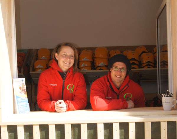 Praktikum HanseRock Zwei Mitarbeiter stehen im Empfangsraum und lächeln in die Kamera