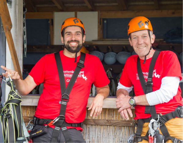 Praktikum PirateRock Zwei Mitarbeiter des Kletterparks stehen am Empfangstresen und lächeln in die Kamera