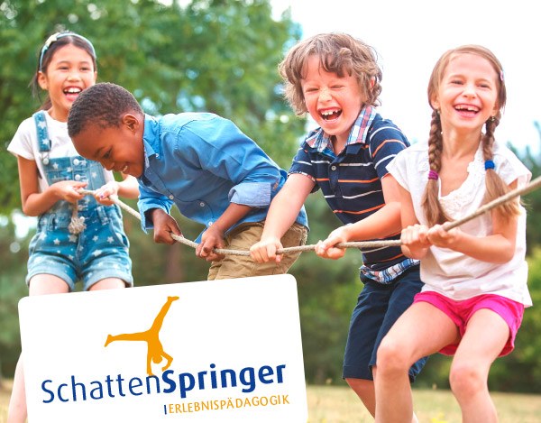 Vier Kinder ziehen lachend an einem Seil eingeblended ist das Logo von Schattenspringer Erlebnispdagogik