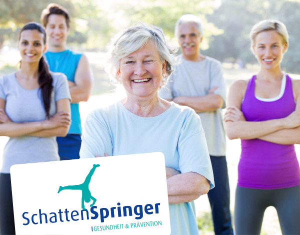 Fnf Erwachsene unterschiedlichen Alters in Trainingskleidung sind bereit Sport zu machen und lachen in die Kamera - Dazu wird das Logo Schattenspringer Gesundheit und Prvention eingeblendet